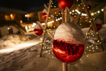 Outdoor Weihnachtskugel mit Schnee und Lichter am Moierhof am Chiemsee